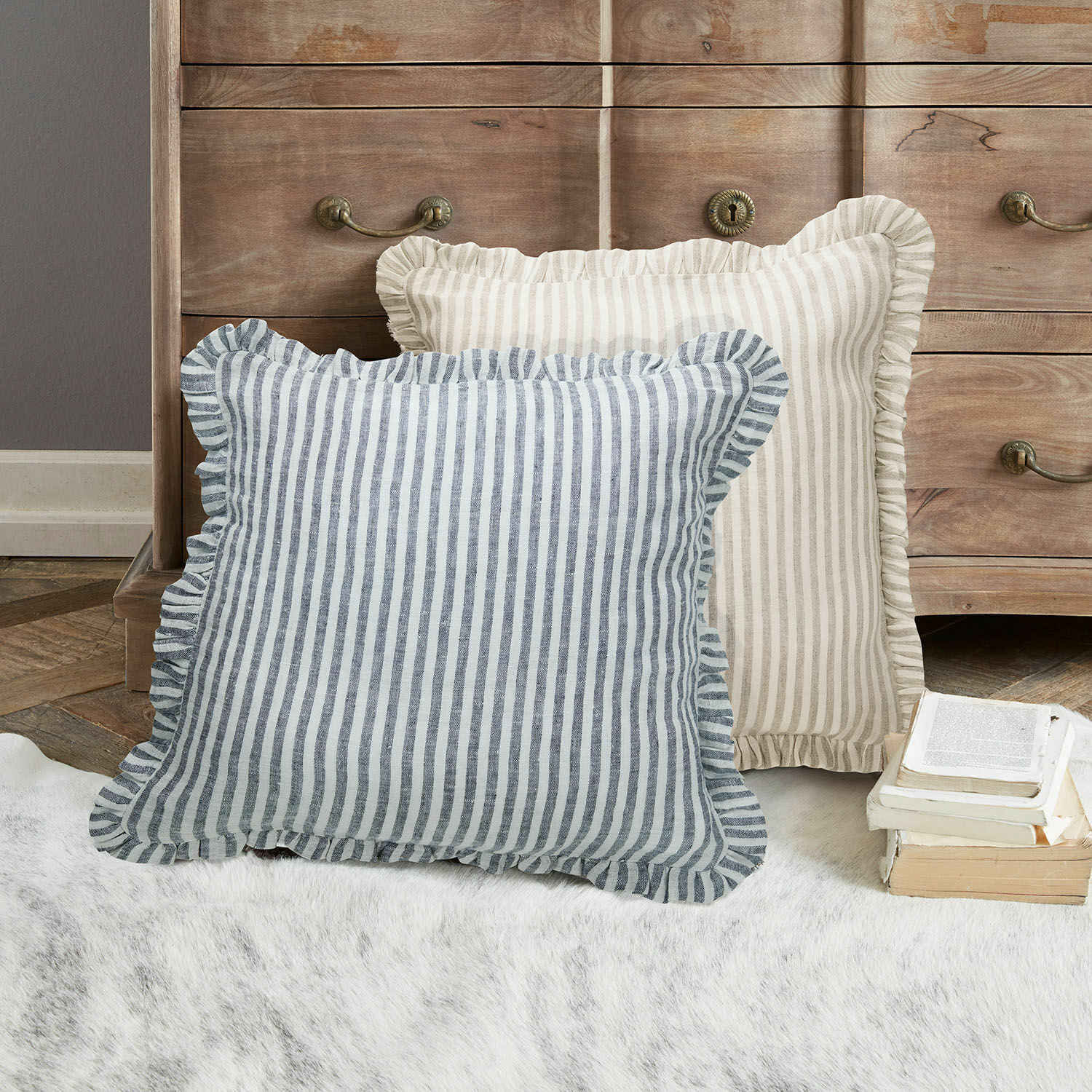 Kussenhoes set van 2 Brenda Twee decoratieve kussens met strepen en ruches in beige en blauw op tapijt voor houten kast