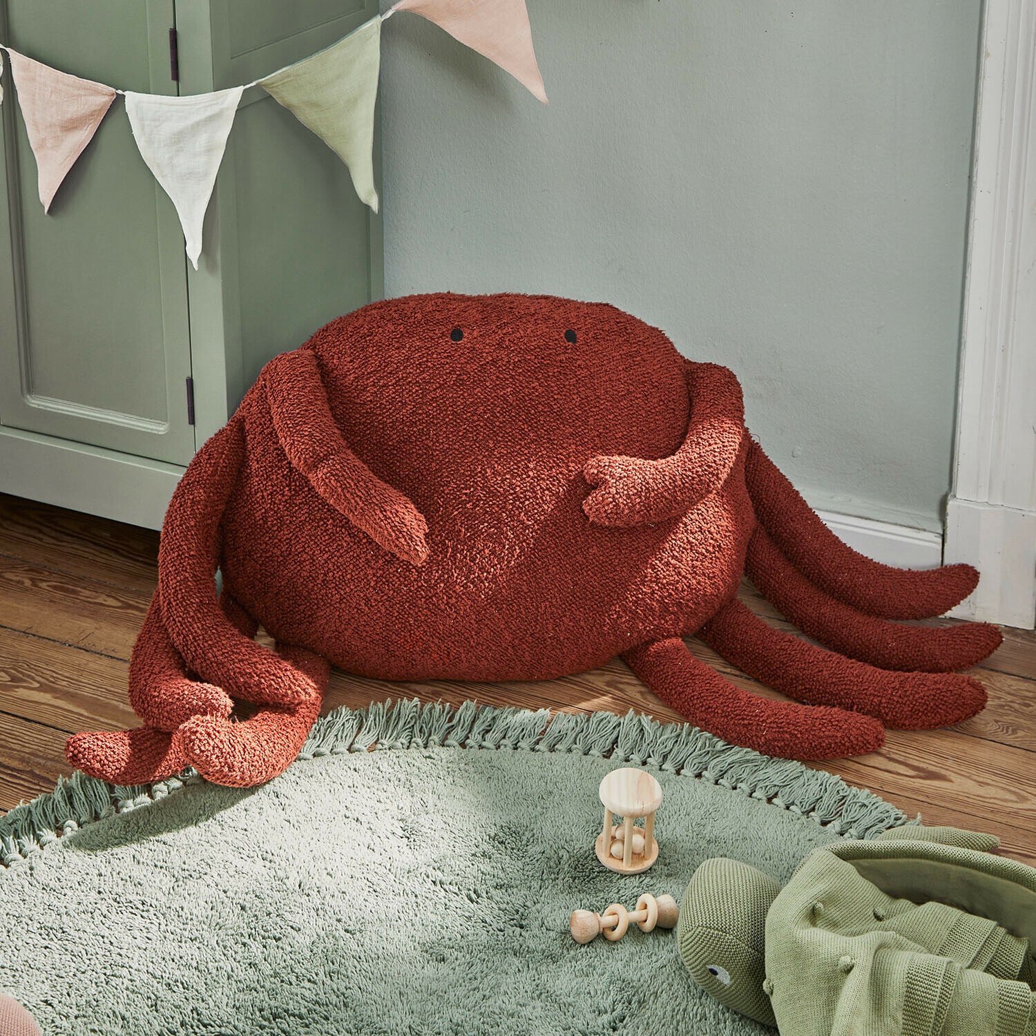 Knuffeltje Bubbilo Zachte kussen in de vorm van een rode krab van stof, kinderkamerdecoratie met tapijt en houten speelgoed