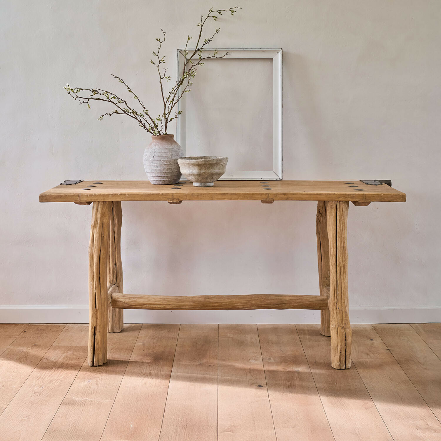 Wandtafel Crestmoore Rustieke houten tafel van natuurlijk hout met keramische vaas en kom op lichte achtergrond, houten meubels