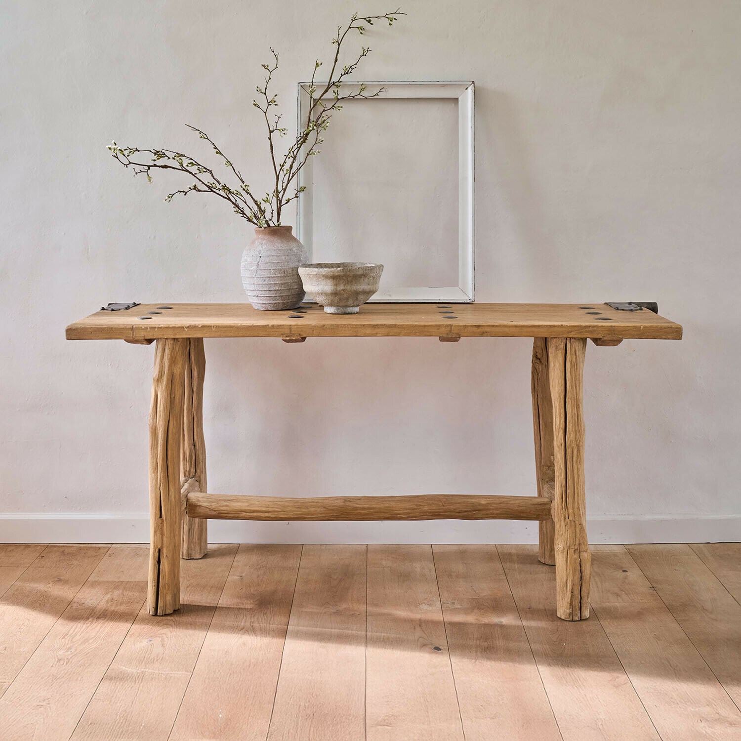 Wandtafel Crestmoore Rustieke houten tafel van natuurlijk hout met keramische vaas en kom op lichte achtergrond, houten meubels