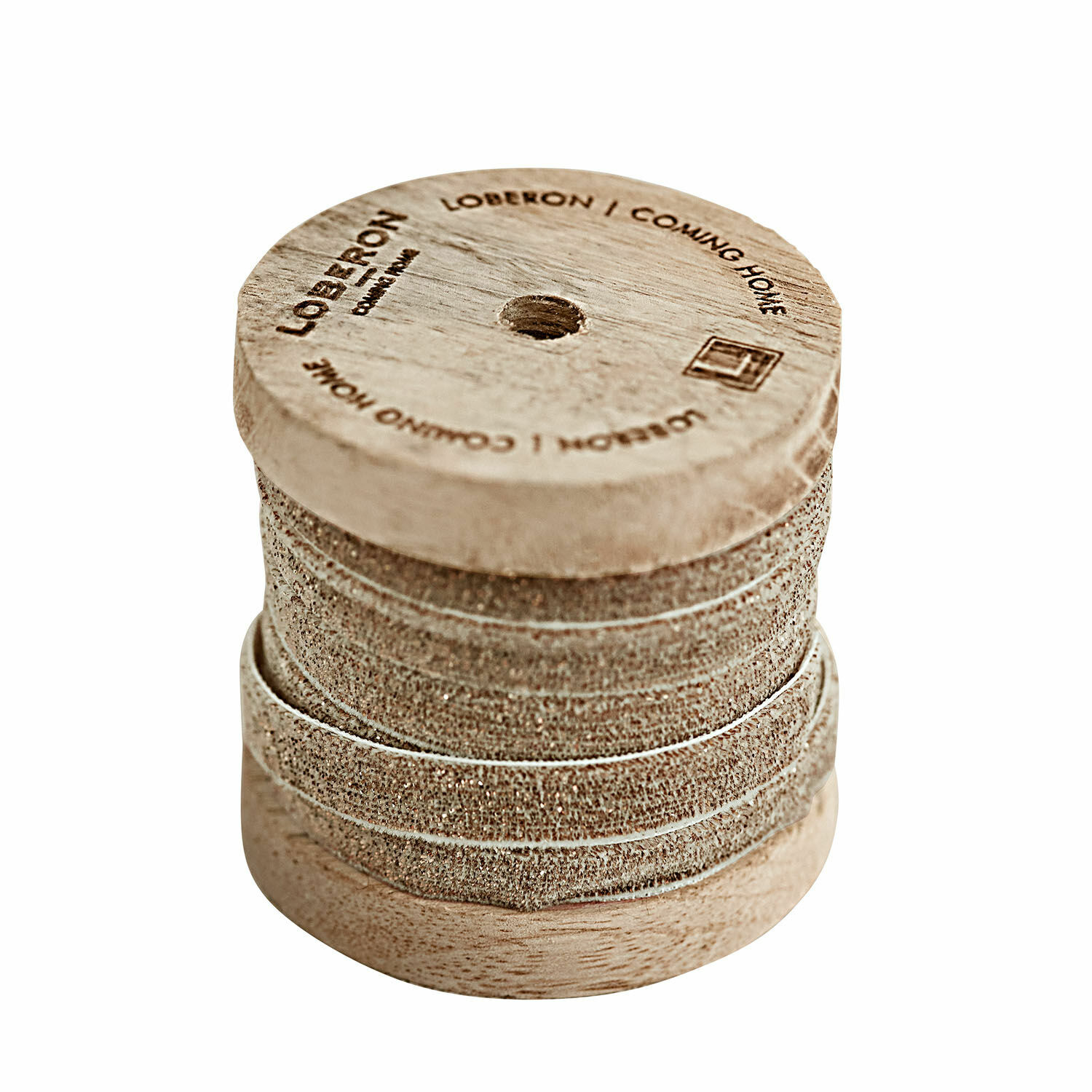 Gouden fluwelen lint op houten spoel voor decoratie en handwerk