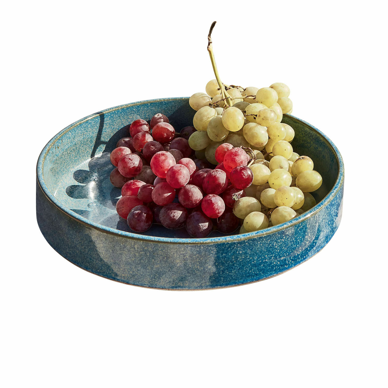 Saladeschaal Darney Blauwe keramische schaal met rode en groene druiven op witte achtergrond, tafeldecoratie
