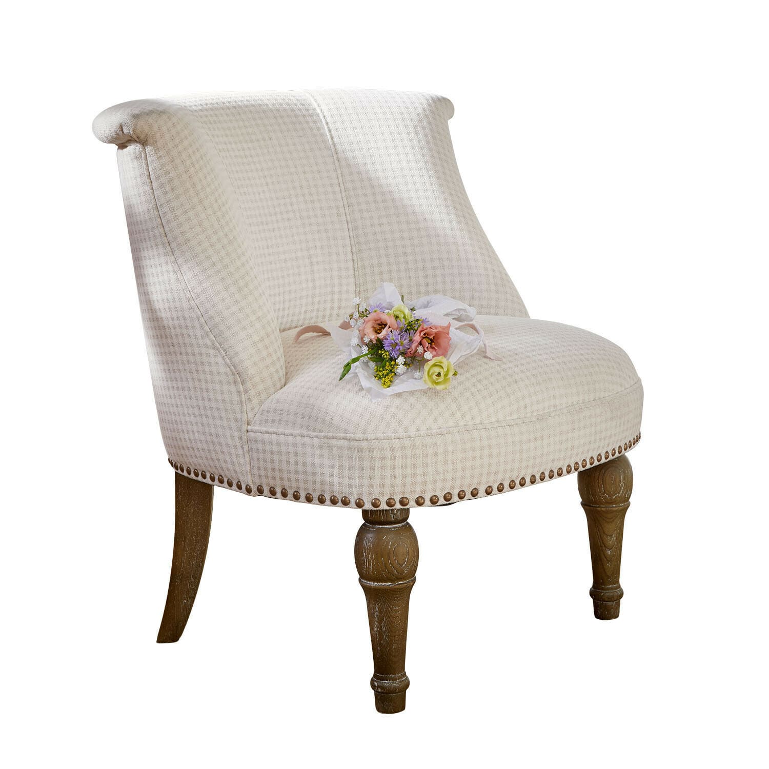 Elegante stoel met lichtbeige stof, gedraaide houten poten en decoratieve spijkers