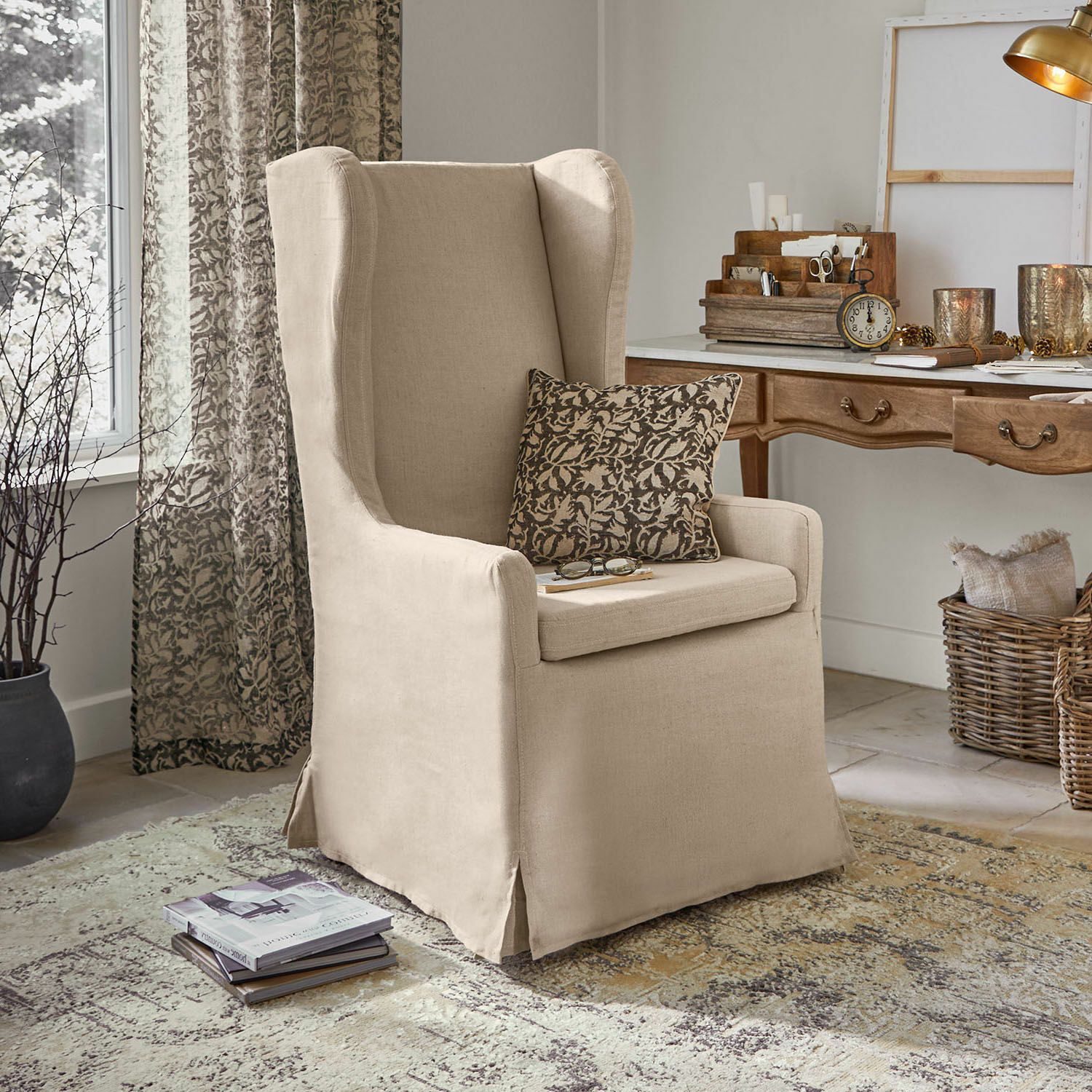 Fauteuil met wieltjes Belmarina Beige stoffen oorfauteuil in klassieke stijl, ideaal voor woonkamer of kantoor, comfortabele zitting