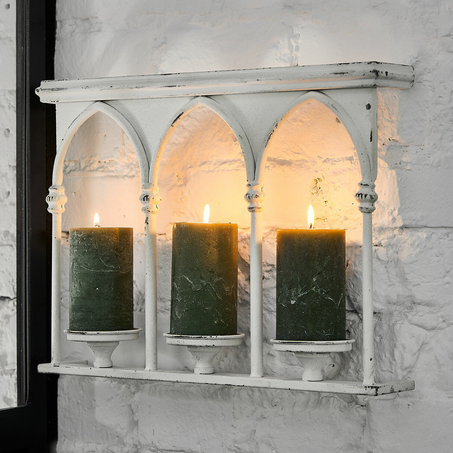 Wandkaarsenhouder Oliviette Witte metalen wandkandelaar met drie groene kaarsen, vintage woondecoratie