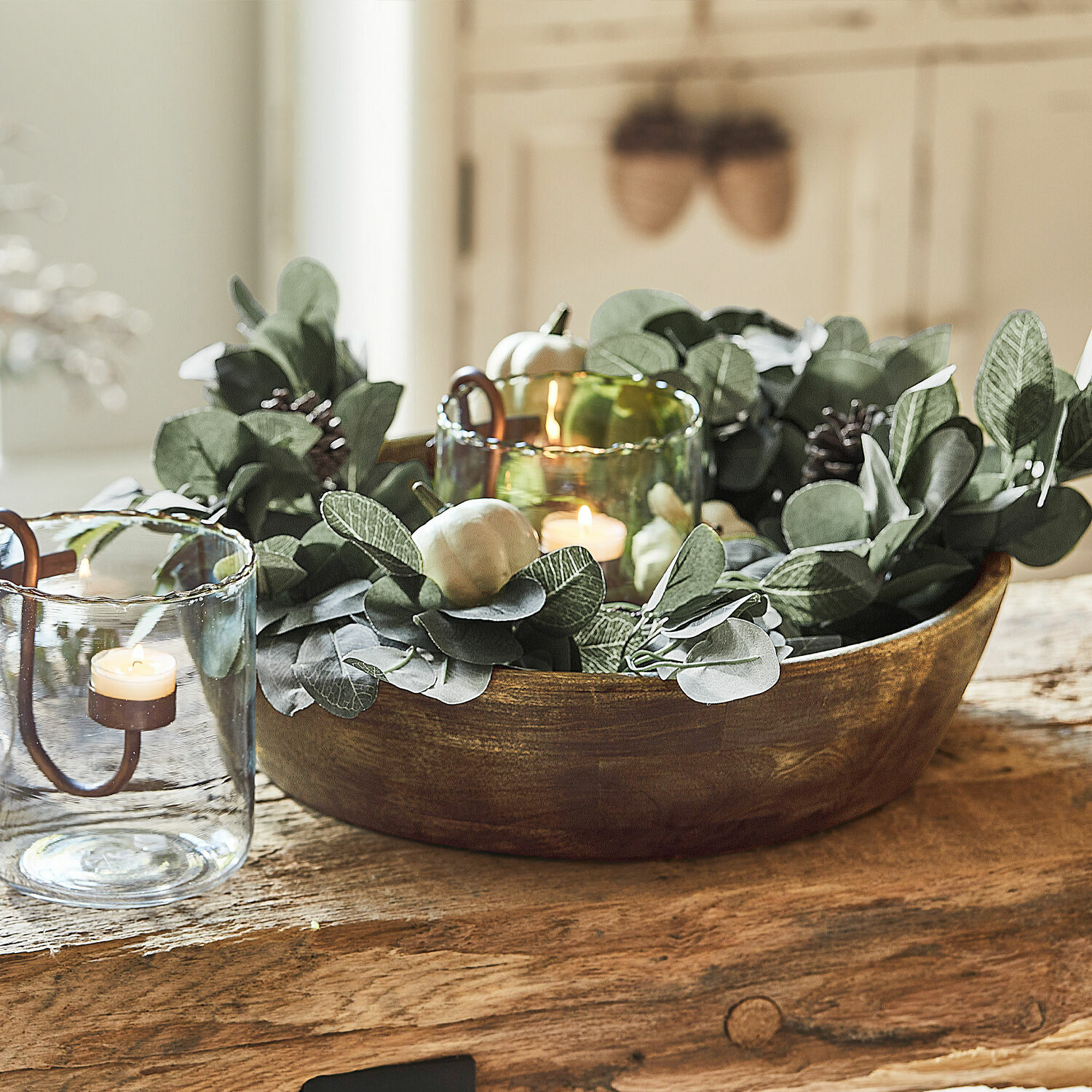 Guirlande Belfays Decoratieve houten schaal met groene bladeren en kaarsen in glazen houders op tafel