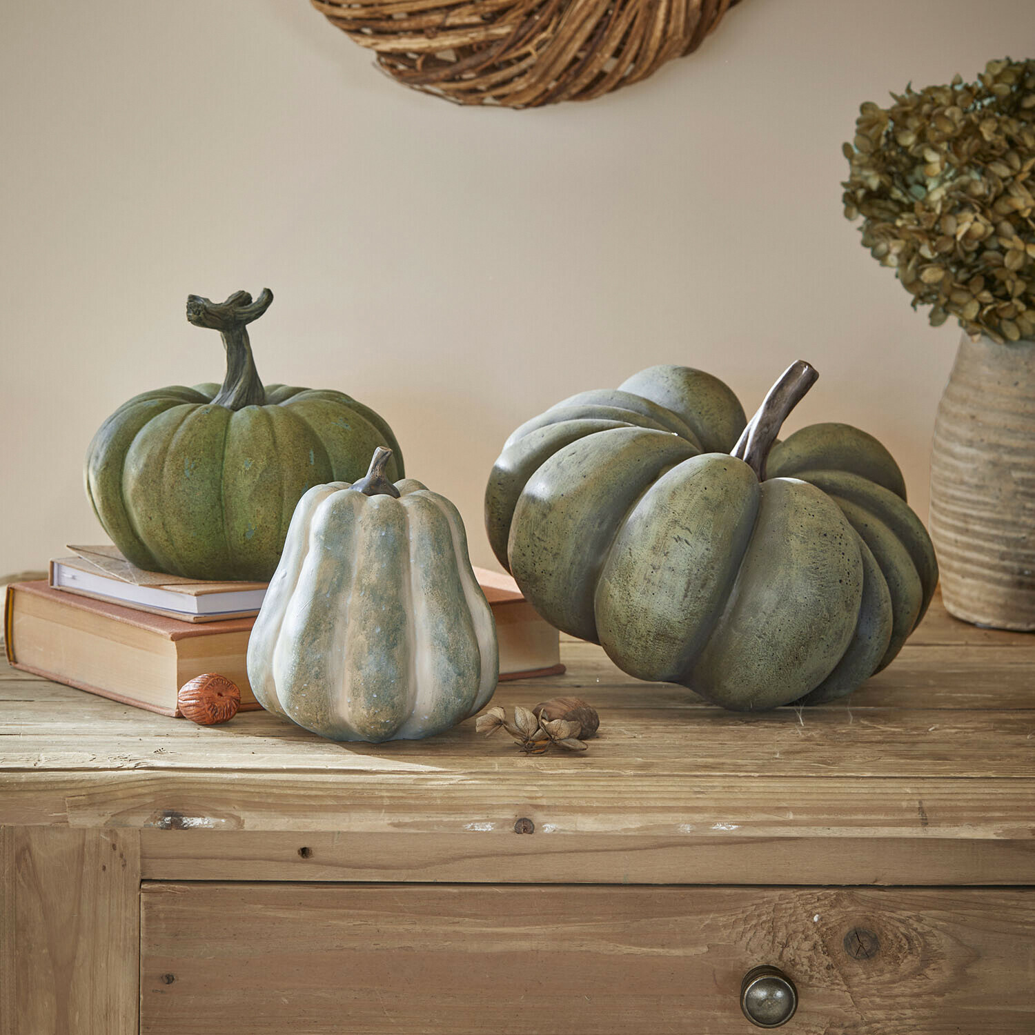 Pompoen set van 3 Veronira Decoratieve groene en witte pompoenen op houten tafel met boeken en gedroogde bloemen