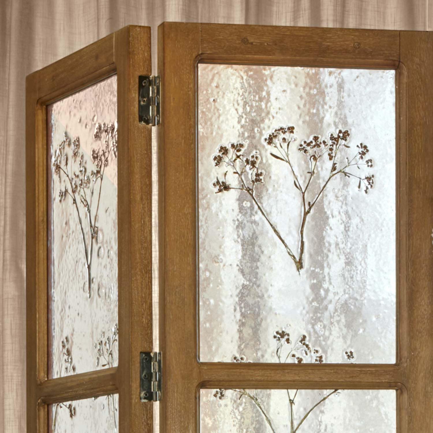 Houten kamerscherm met mat glas en gedroogde bloemen, natuurlijke interieurdecoratie