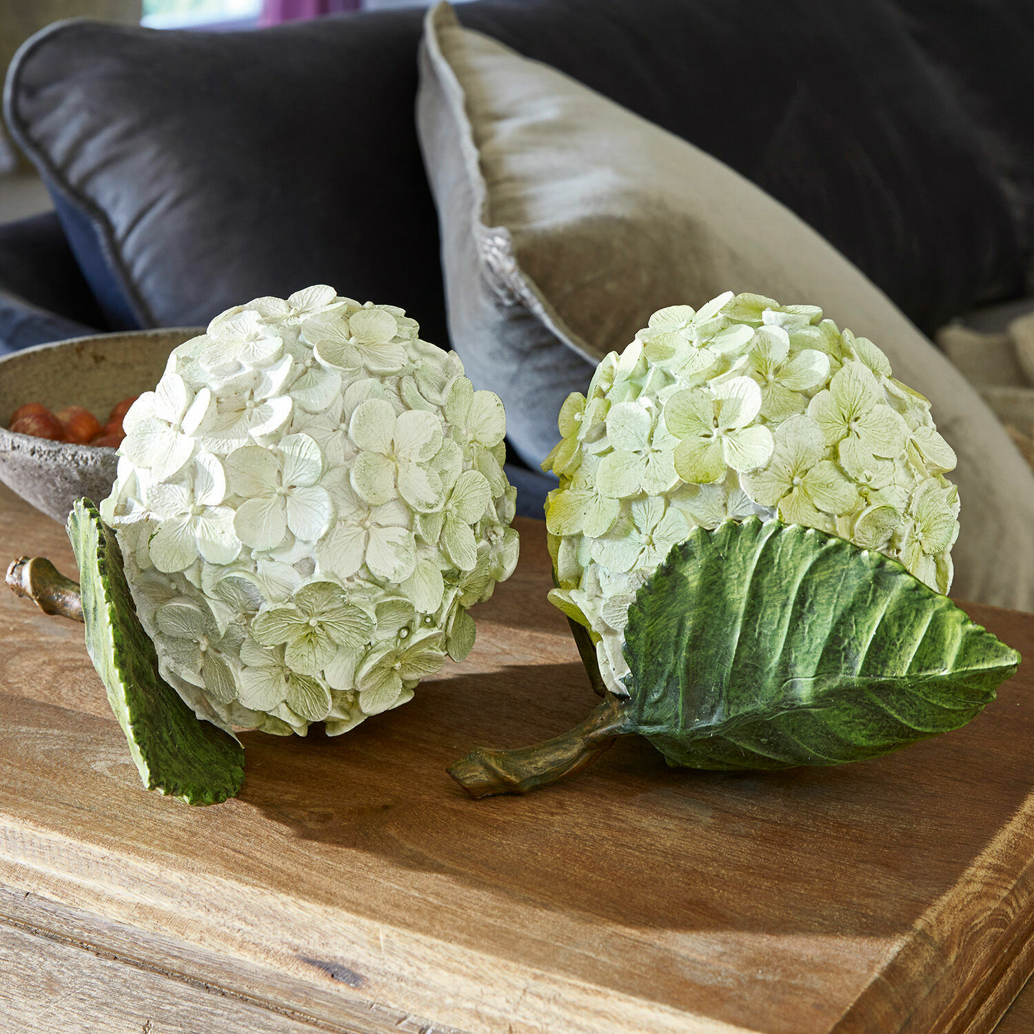 Sierbloem set van 2 Hortensie Decoratieve bloemenballen van materiaal in crèmegroen op een houten tafel