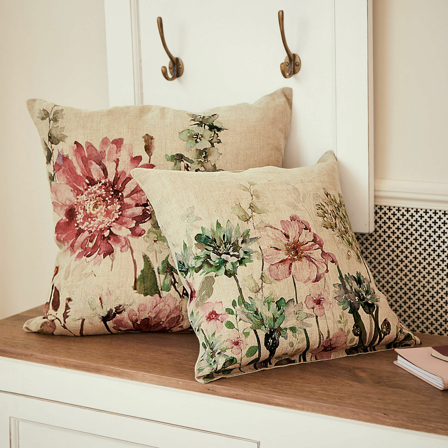 Kussenhoes set van 2 Cornimont Decoratieve linnen kussens met bloemenprint in pasteltinten op houten blad