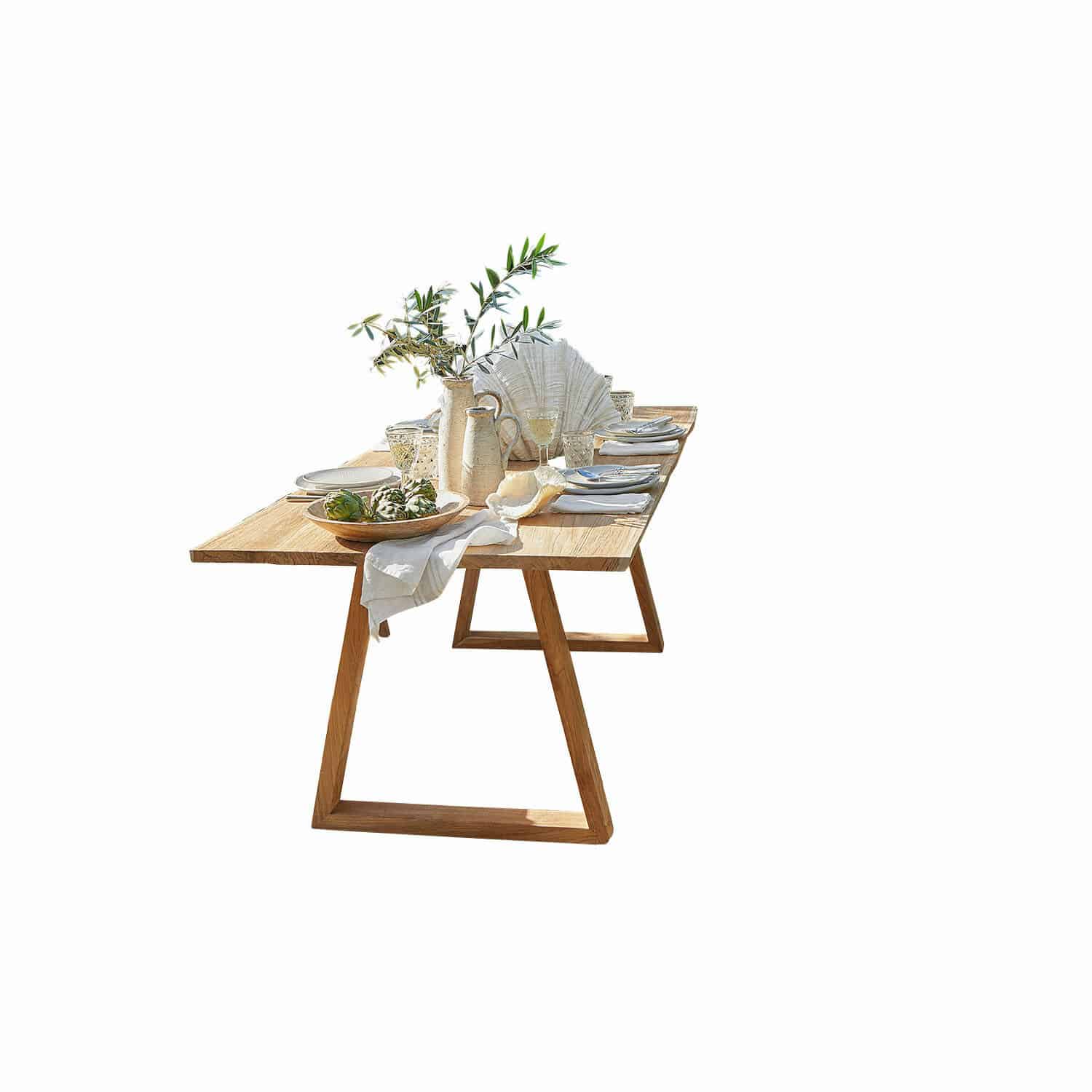 Tafel Saulny Houten eettafel met keramische decoratie en groene takken op lichte achtergrond