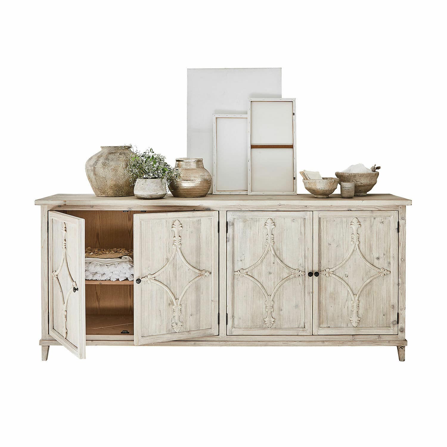 Lage kast Pemberton Lichte houten dressoir met versierde deuren en keramische decoraties op het blad
