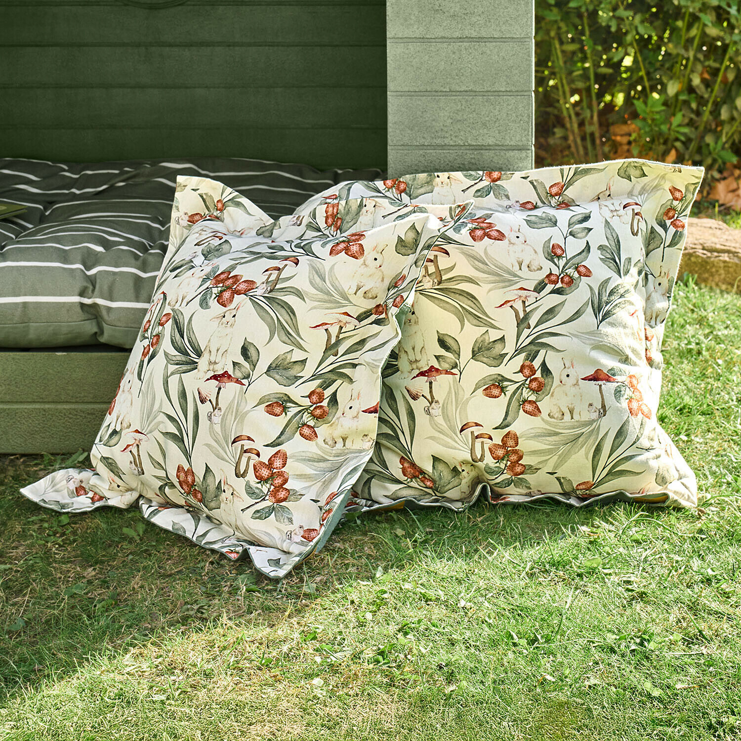 Katoenen tuinkussens met konijnen- en aardbeienprint, decoratief en comfortabel om op het gras te ontspannen