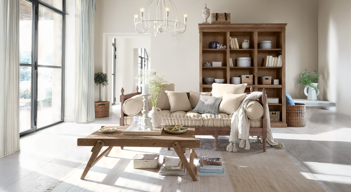 Lichte woonkamer met houten bank en kast, natuurlijke materialen, oosters-landelijke stijl