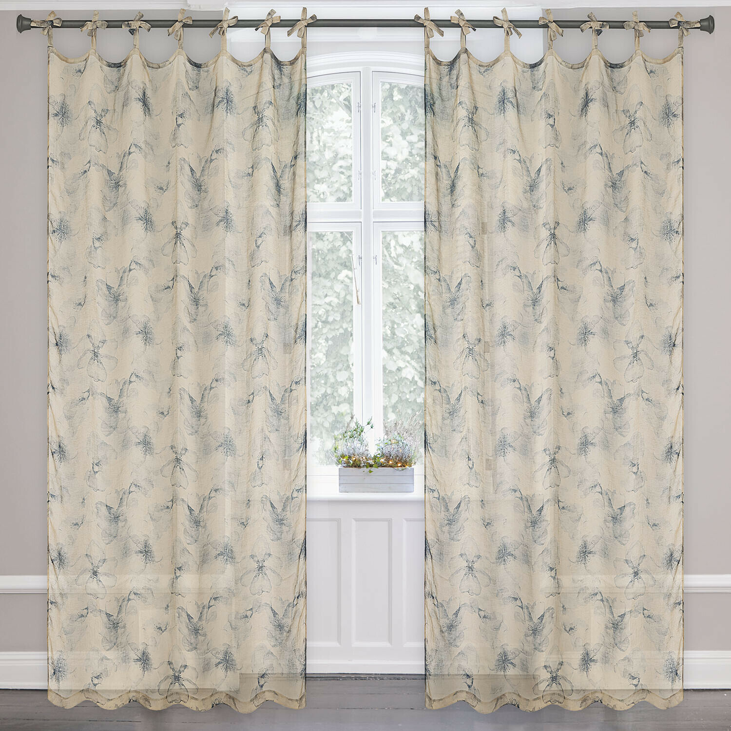 Beige gordijnen met subtiel blauw bloemmotief, licht en decoratief voor de woonkamer