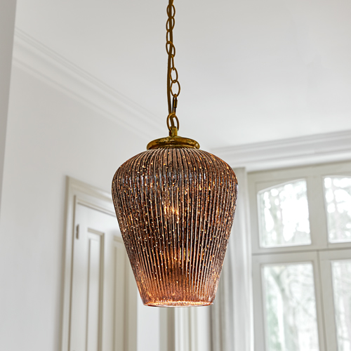 Hanglamp van geribbeld bruin glas met metalen ketting, decoratieve binnenverlichting