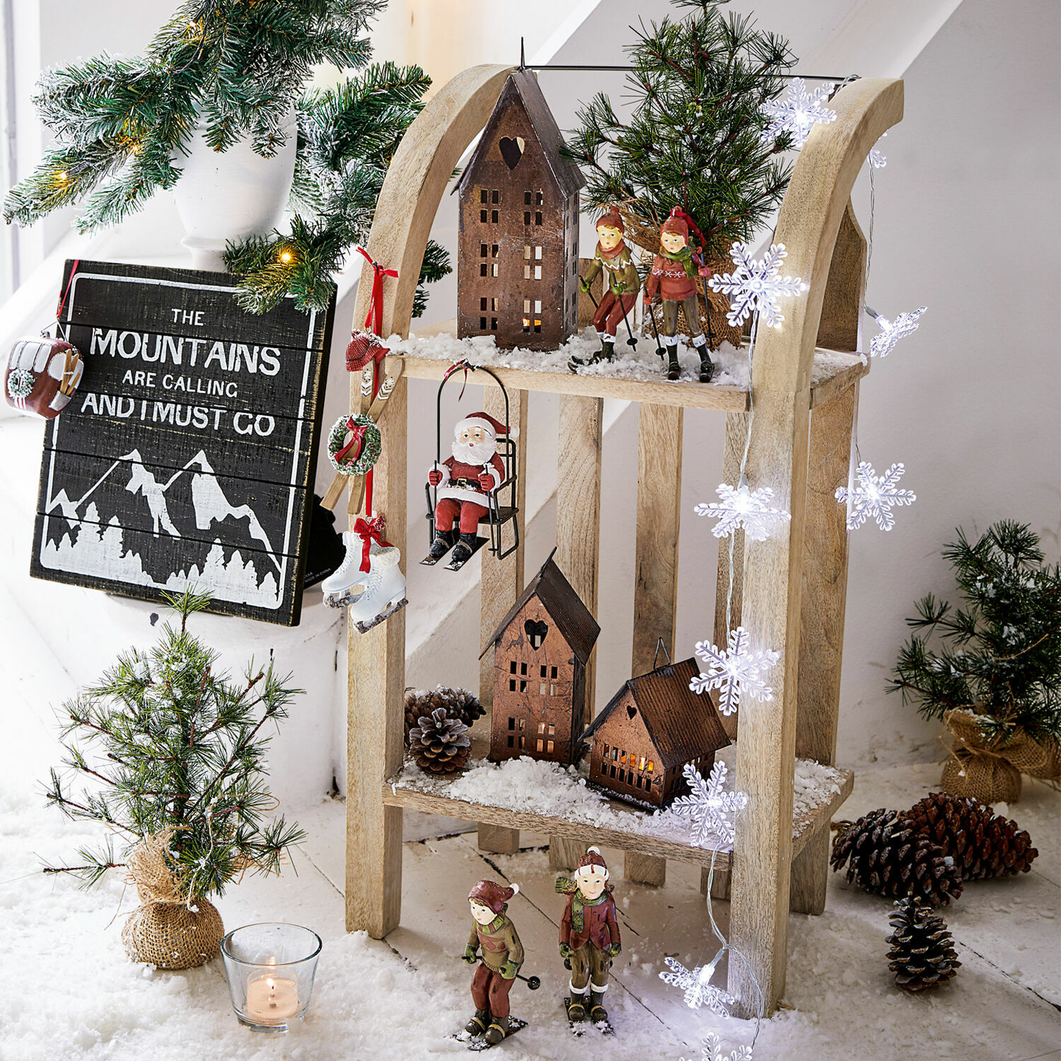 Decoratieve slee Renier Houten kerstdecoratie met skiërsfiguren, huisjes en sneeuwvlokverlichting
