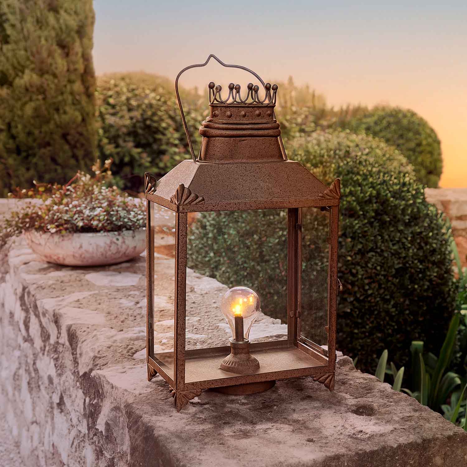 Rustieke metalen lantaarn met roestkleur en gloeilamp, tuindecoratie voor terras of buiten