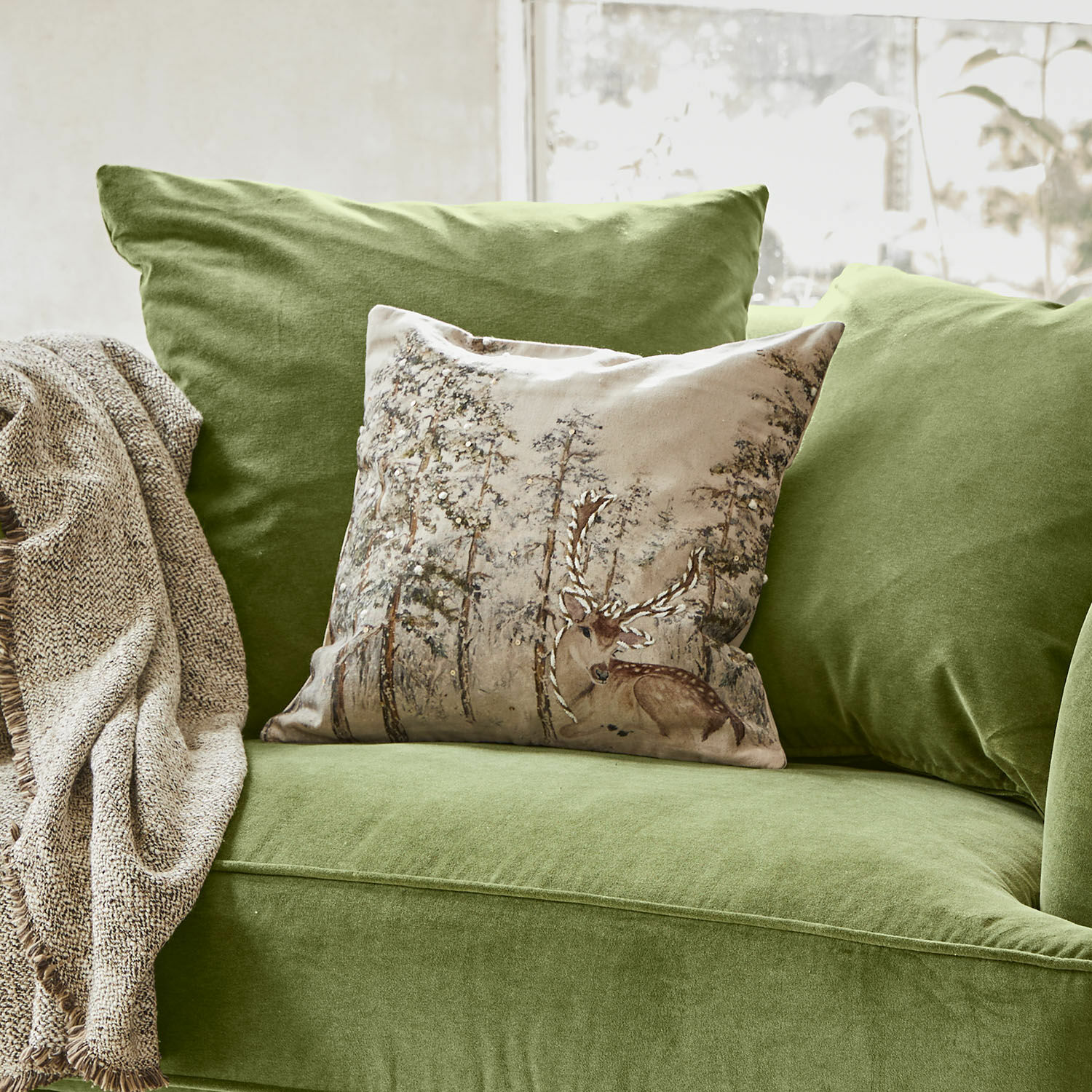Kussenhoes Valoisin Groene fluwelen bank met decoratief kussen met hert en beige plaid voor gezellige woonkamer