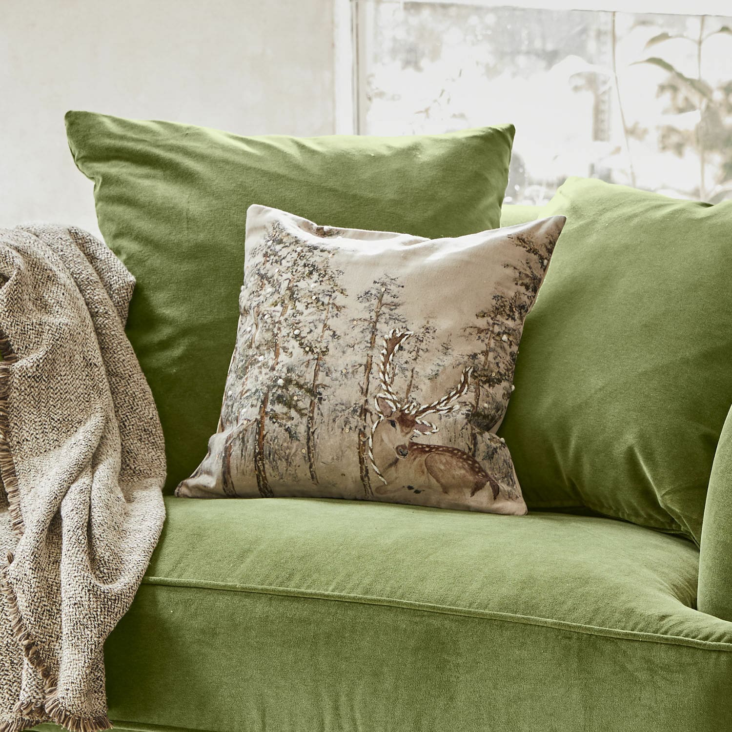 Kussenhoes Valoisin Groene fluwelen bank met decoratief kussen met hert en beige plaid voor gezellige woonkamer