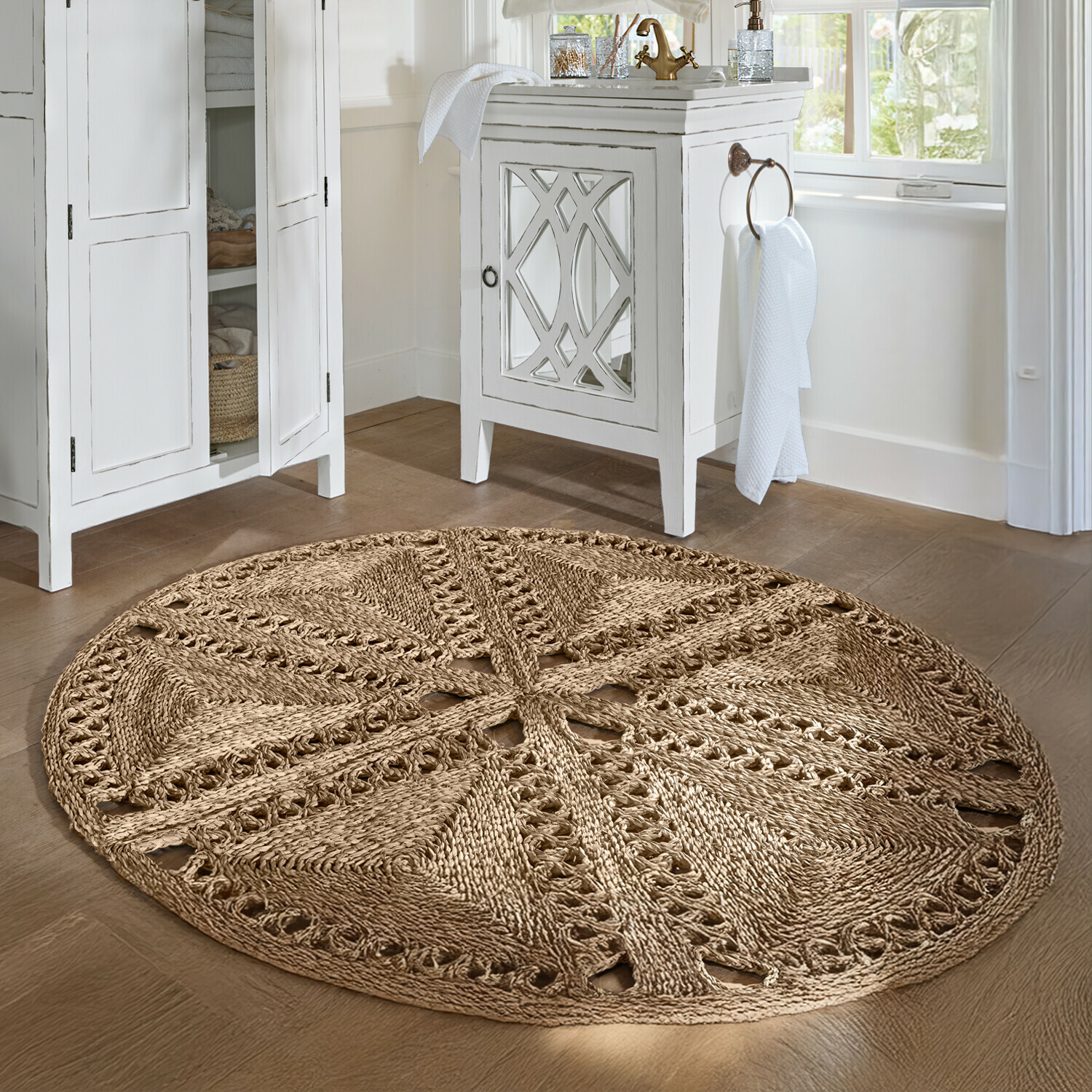 Ronde beige vloerkleed van natuurlijk touw met decoratief patroon, geschikt voor woonkamer of badkamer
