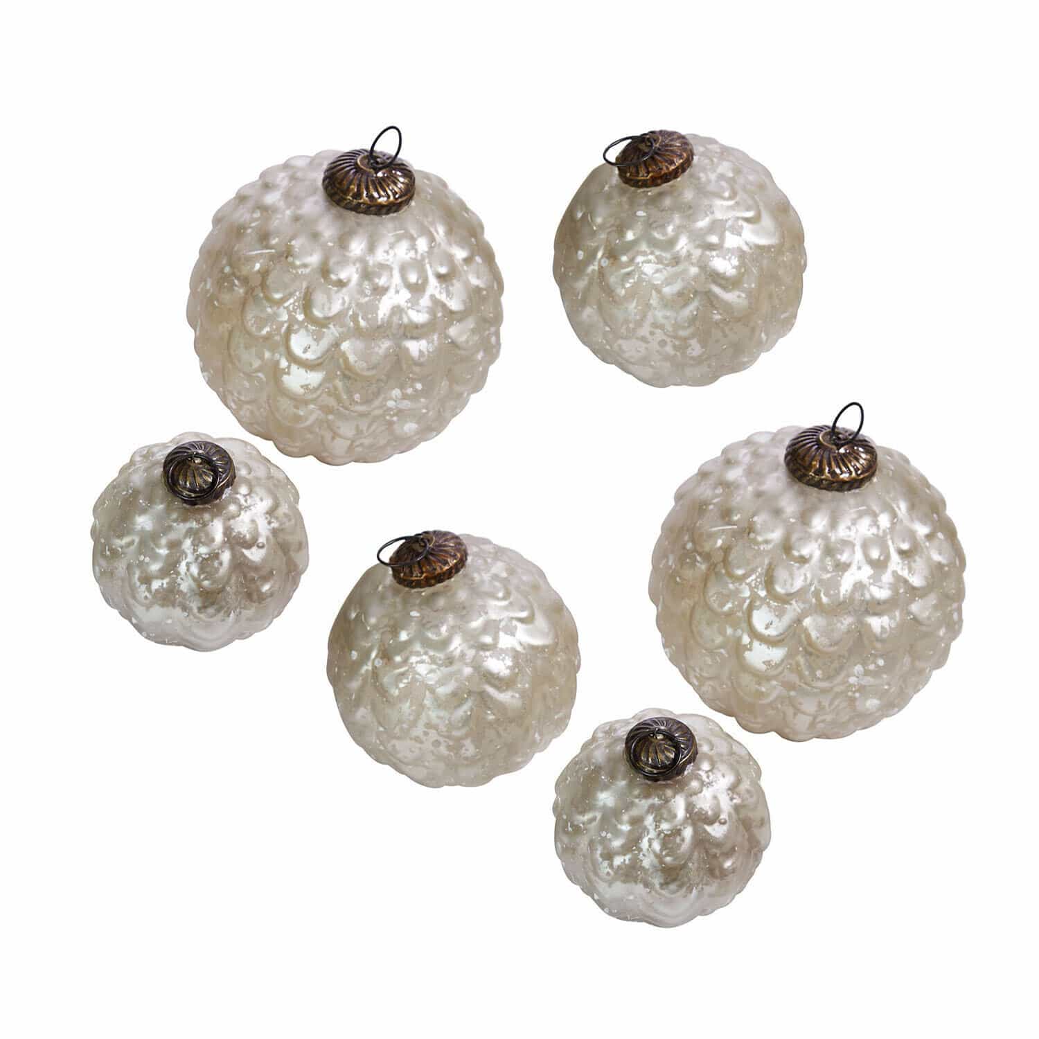 Kerstbal set van 6 Domara Set van zes witte glazen kerstballen met structuur en metalen ophangring