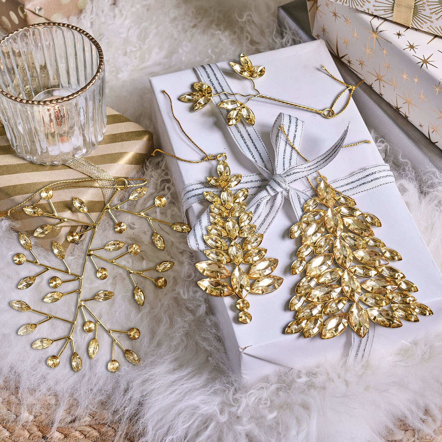 Kerstversiering set van 4 Zaniva Gouden kerstdecoraties met kristallen bladeren op witte en gouden achtergrond, cadeauversiering