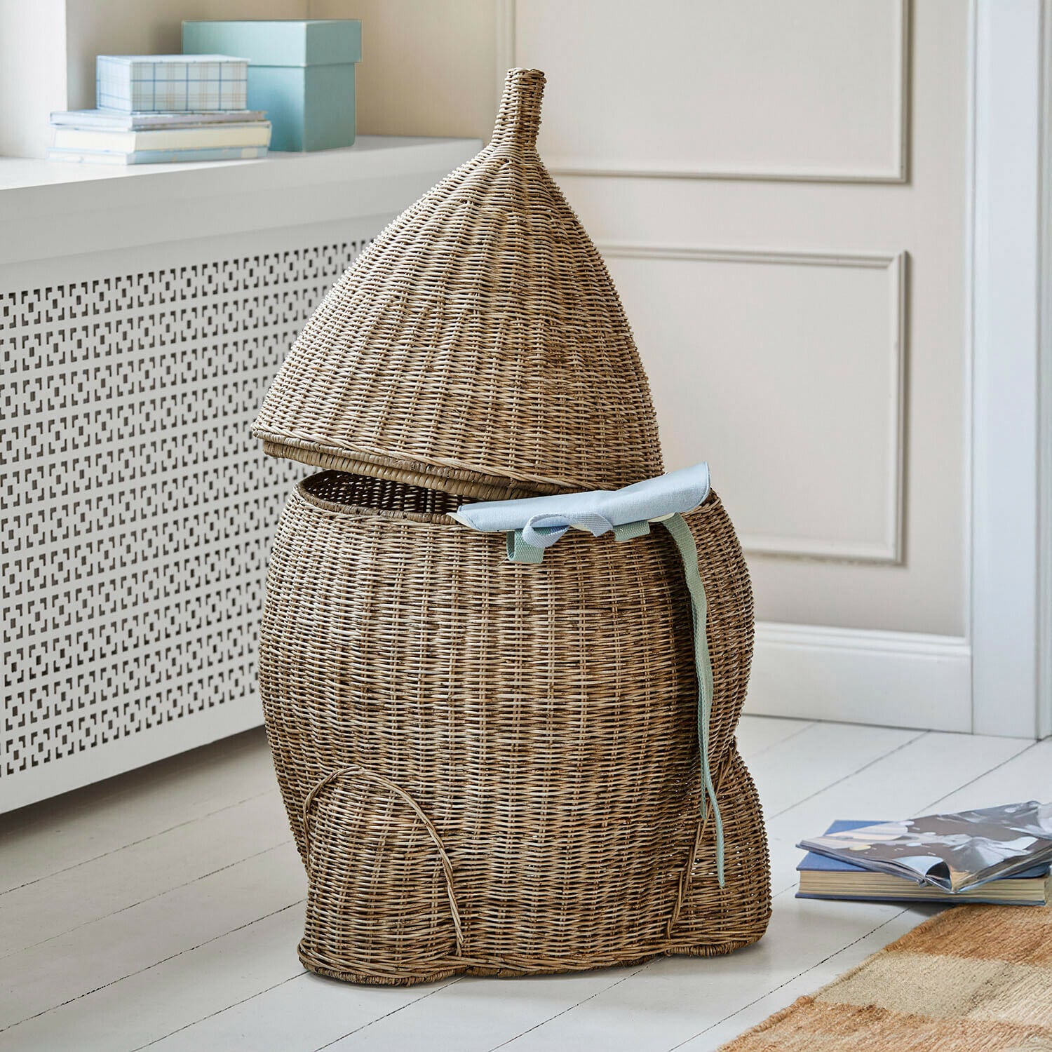 Wasmand van riet in muisvorm met blauwe strik, natuurlijke kleur, praktische opbergruimte