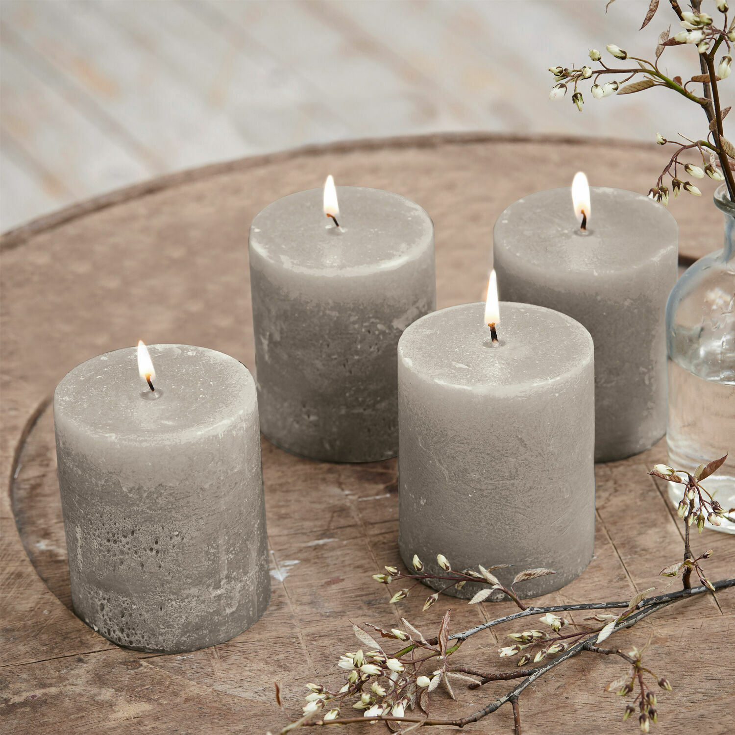 Kaars set van 4 Virrans Set van vier grijze waskaarsen op houten tafel met bloemendecoratie, sfeervolle woondecoratie