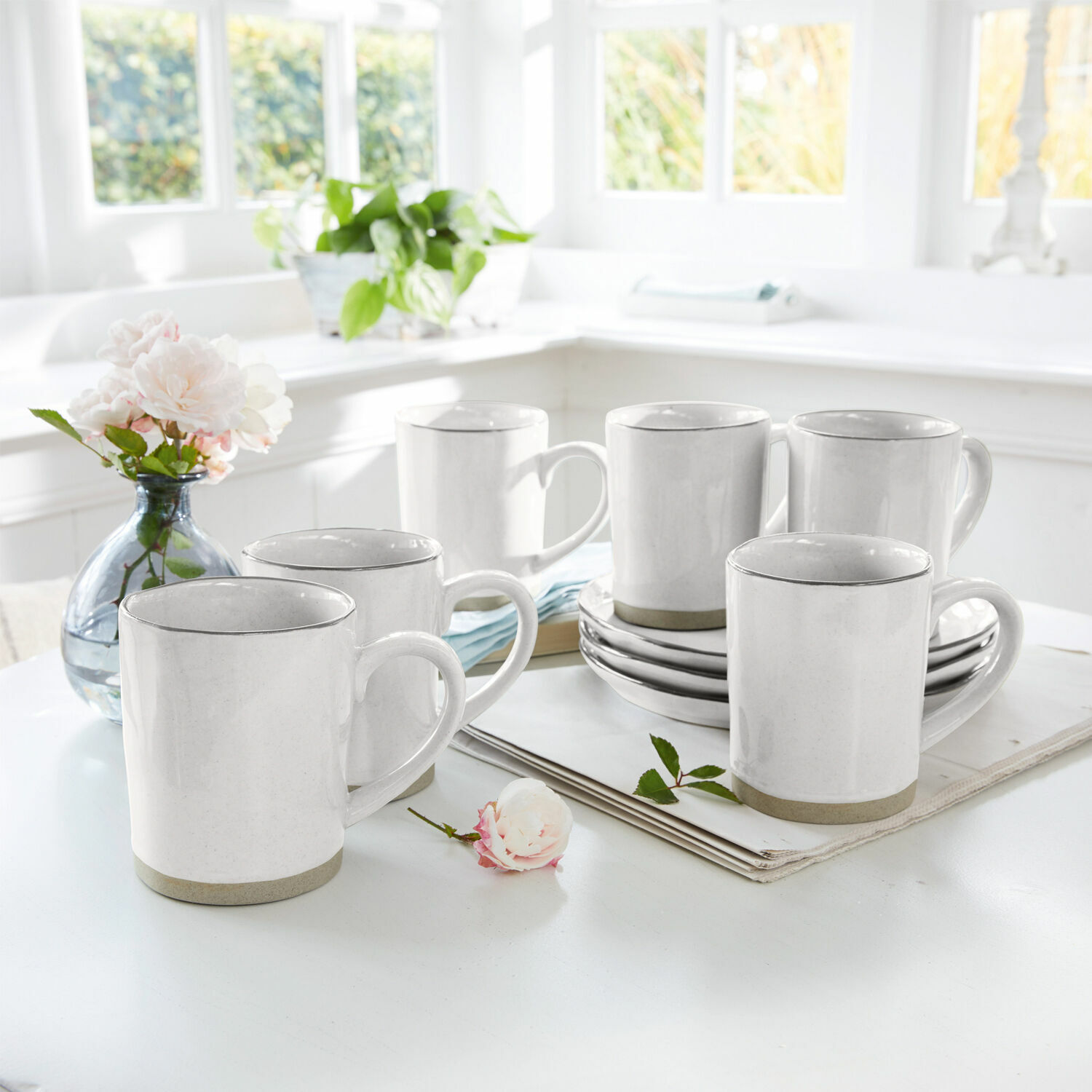 Mok set van 6 Biarré Set van zes witte keramische mokken met grijze rand op lichte tafel in lichte kamer