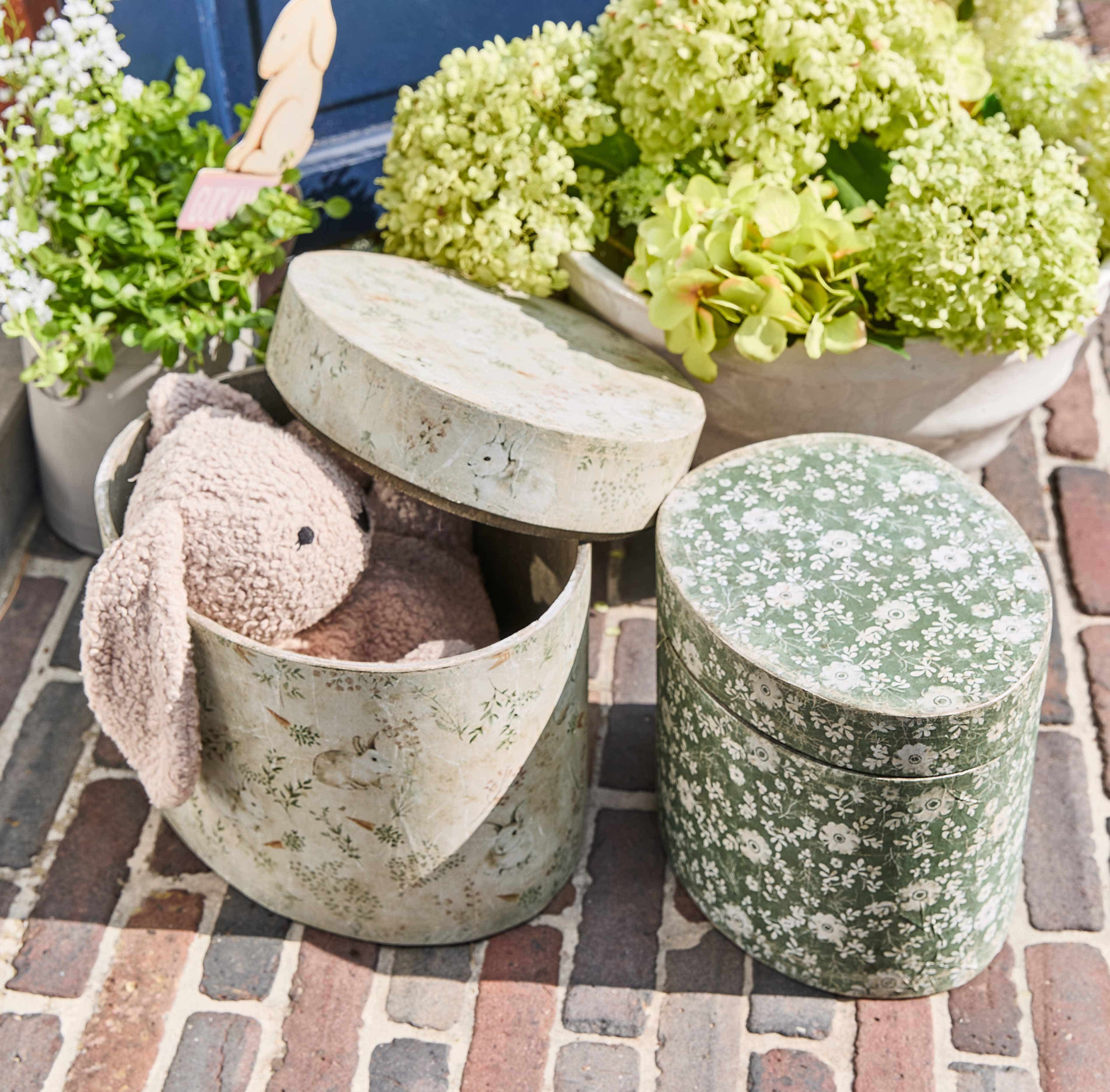 Ovale decoratieve dozen met bloemen- en konijnmotief, één met een roze pluchen konijn erin