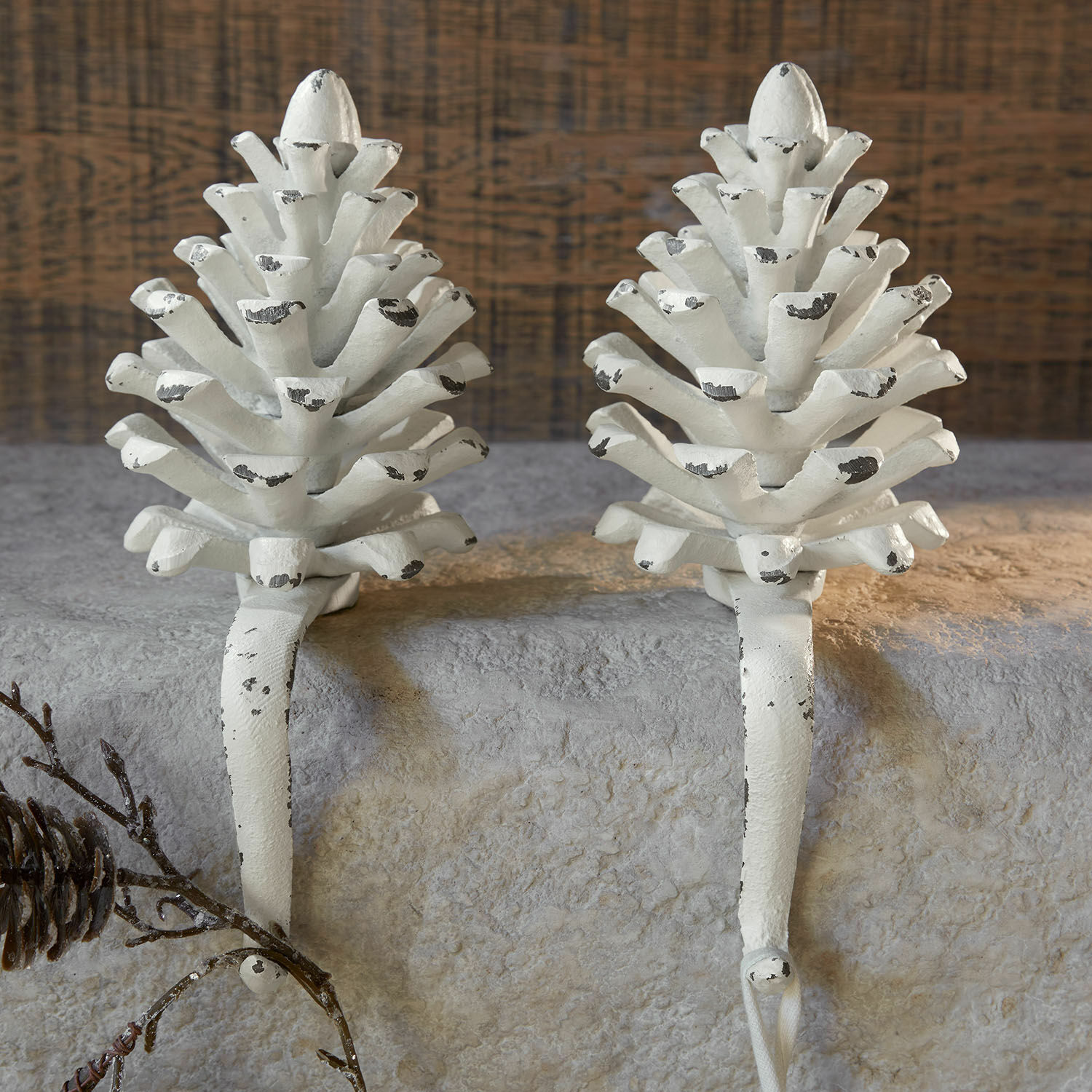 IJzeren dennenappel set van 2 Firenza Set van twee witte metalen haken in dennenappelvorm met verouderde afwerking voor feestelijke decoratie
