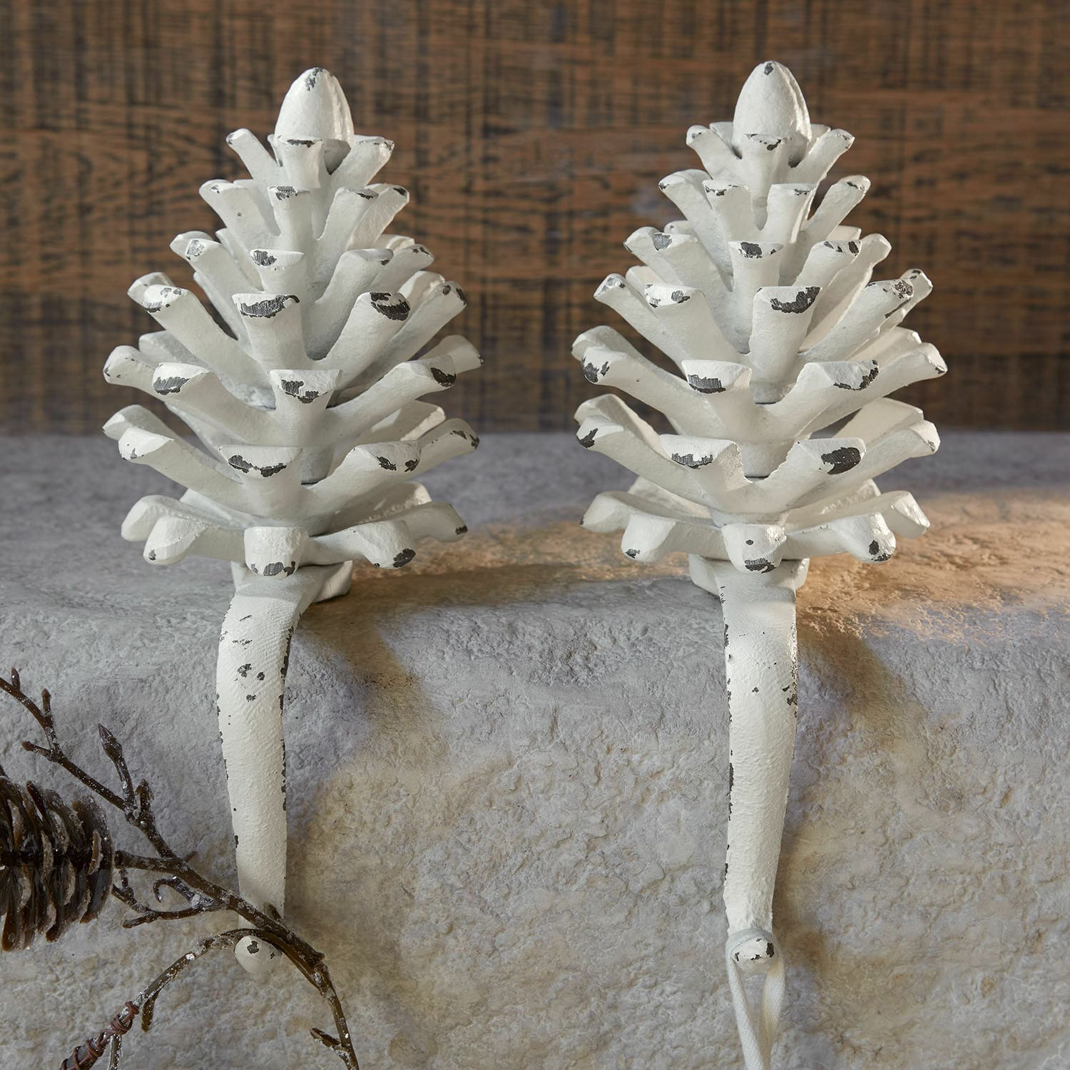 IJzeren dennenappel set van 2 Firenza Set van twee witte metalen haken in dennenappelvorm met verouderde afwerking voor feestelijke decoratie