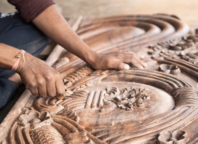 Handgesneden hout met decoratieve bloemmotieven, detail van artistiek vakmanschap