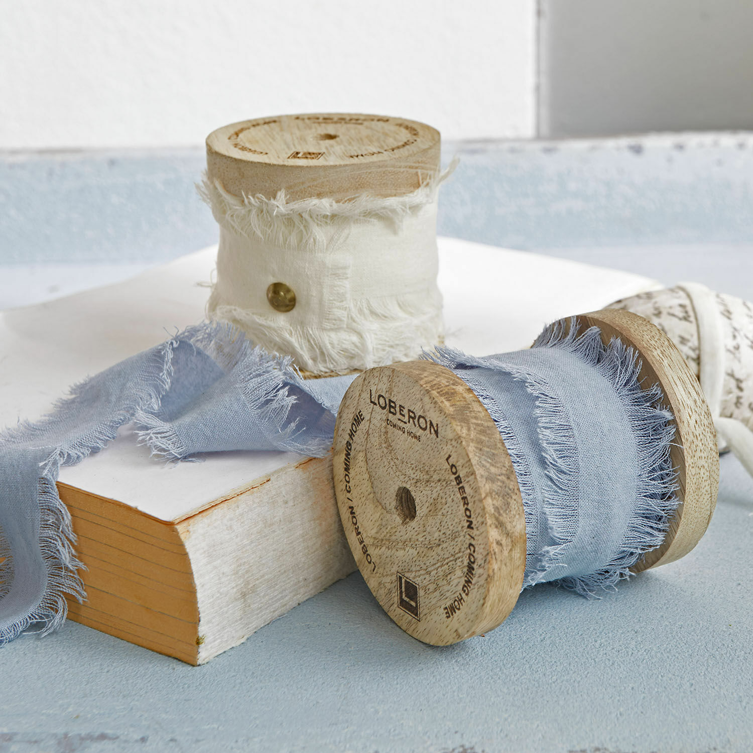 Lint set van 2 Valethor Twee houten spoelen met wit en lichtblauw katoenen lint voor woondecoratie