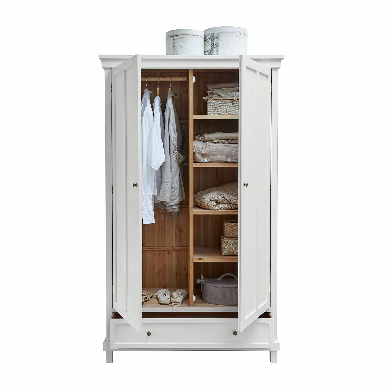 Kledingkast Sirevol Witte houten kast met open deuren, planken en kledingstang met kleding en dozen