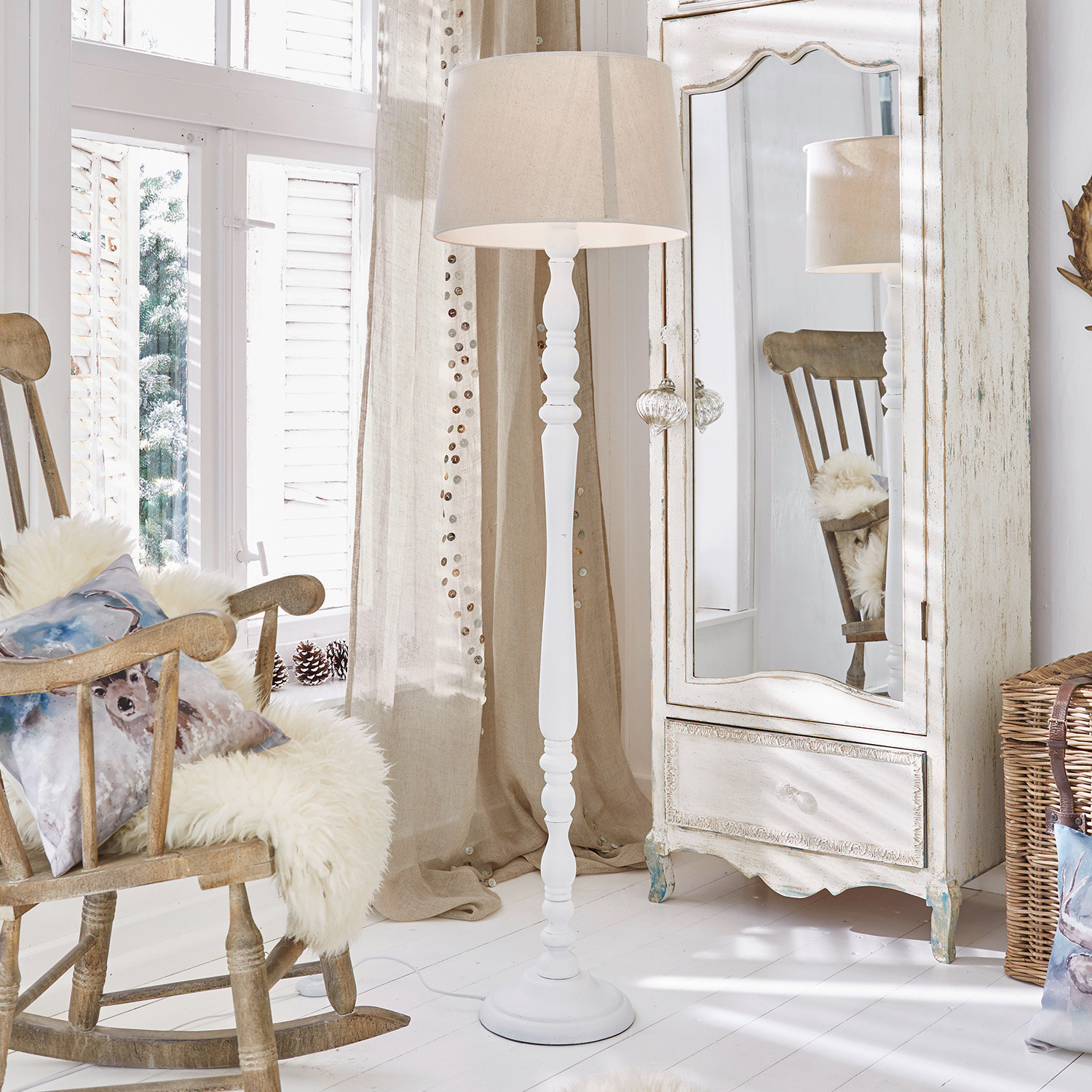 Staande lamp Statford Witte houten vloerlamp met beige kap in lichte rustieke kamer met spiegel en schommelstoel