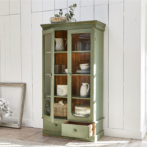 Groene houten vitrinekast met glazen deuren en lade, vintage stijl, opbergmeubel