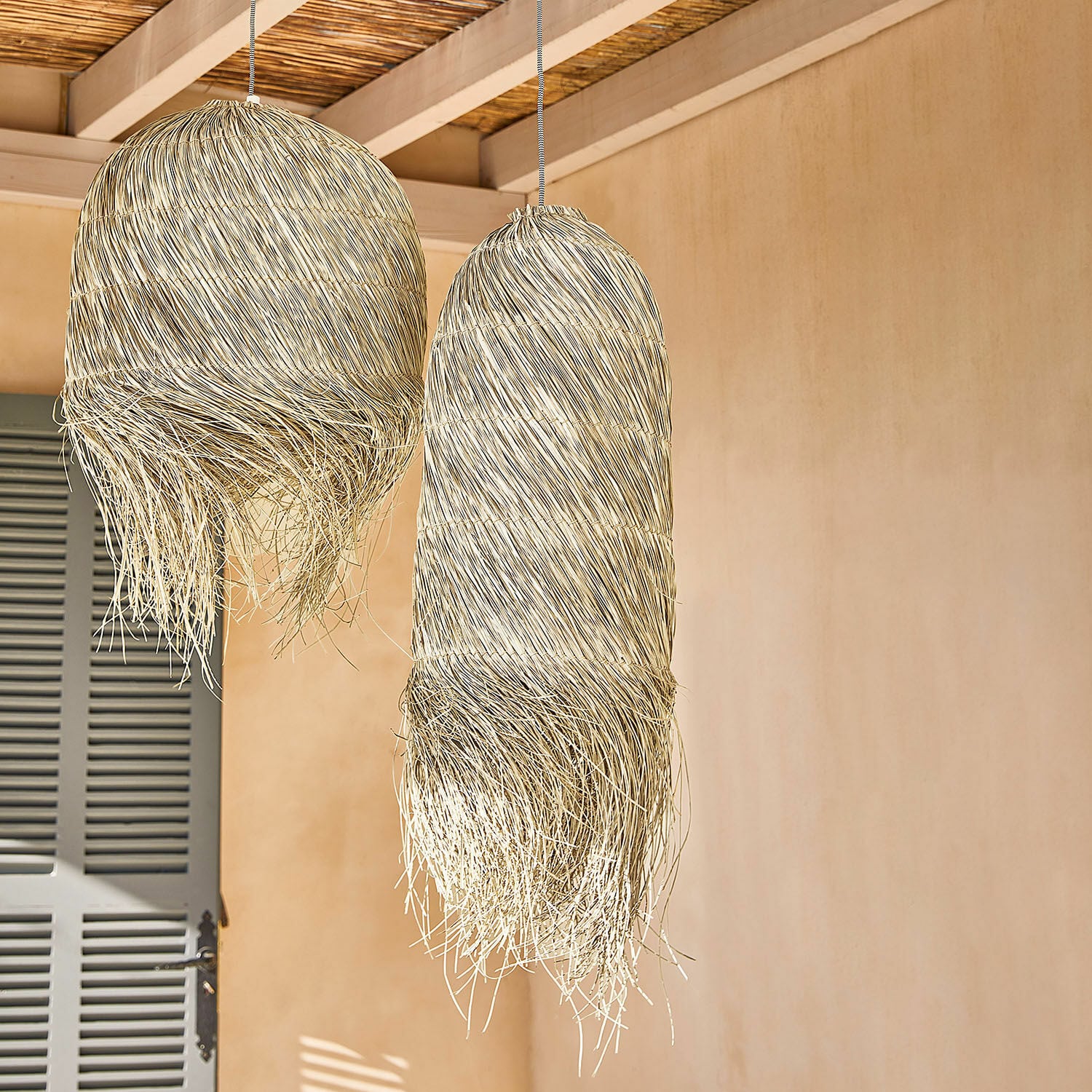 Twee hanglampen van natuurlijke rotan in beige, decoratieve binnenverlichting