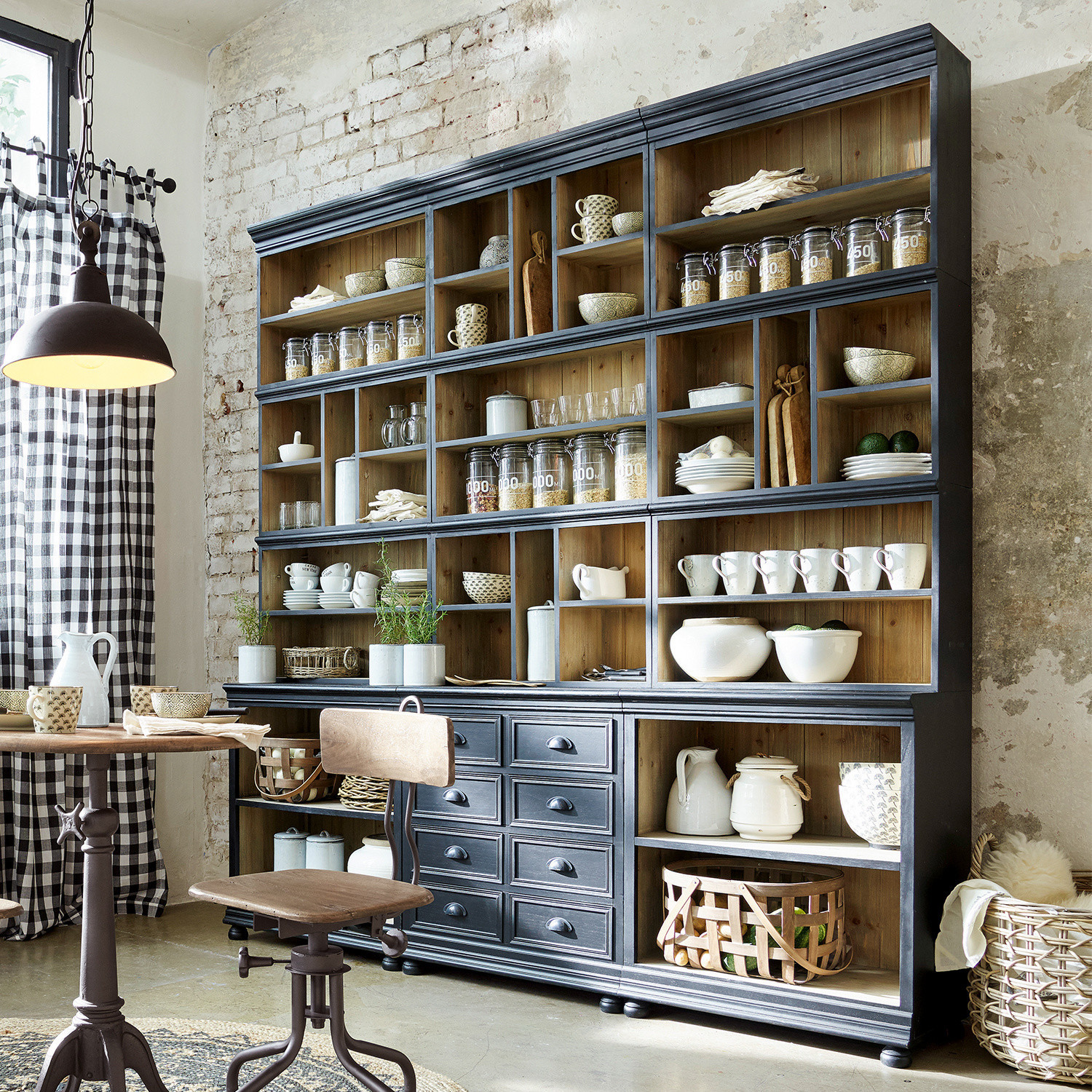 Kast Shrewsbury Grote zwarte houten kast met open planken en lades, rustieke keukenstijl