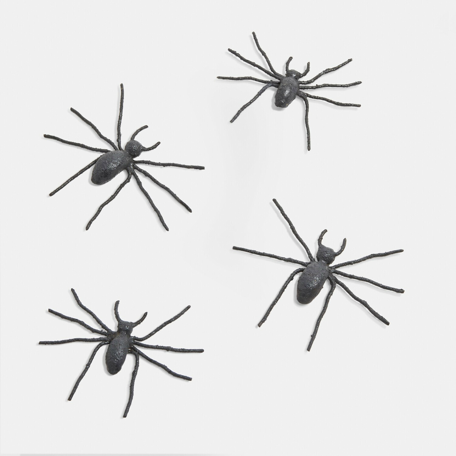 Decoratieve spin set van 4 Gwynetha Vier zwarte decoratieve metalen spinnen op witte achtergrond, perfect voor Halloween en wanddecoratie
