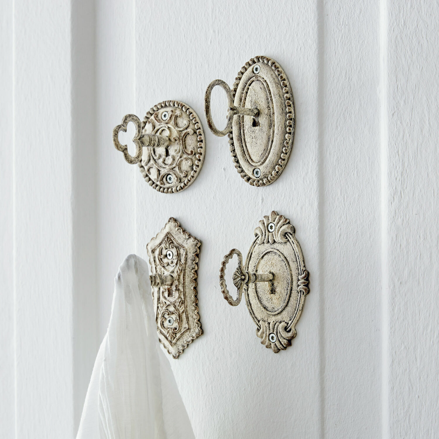 Haak set van 4 Codrington Set van vier metalen haken in verweerd wit voor het ophangen van handdoeken en decoraties