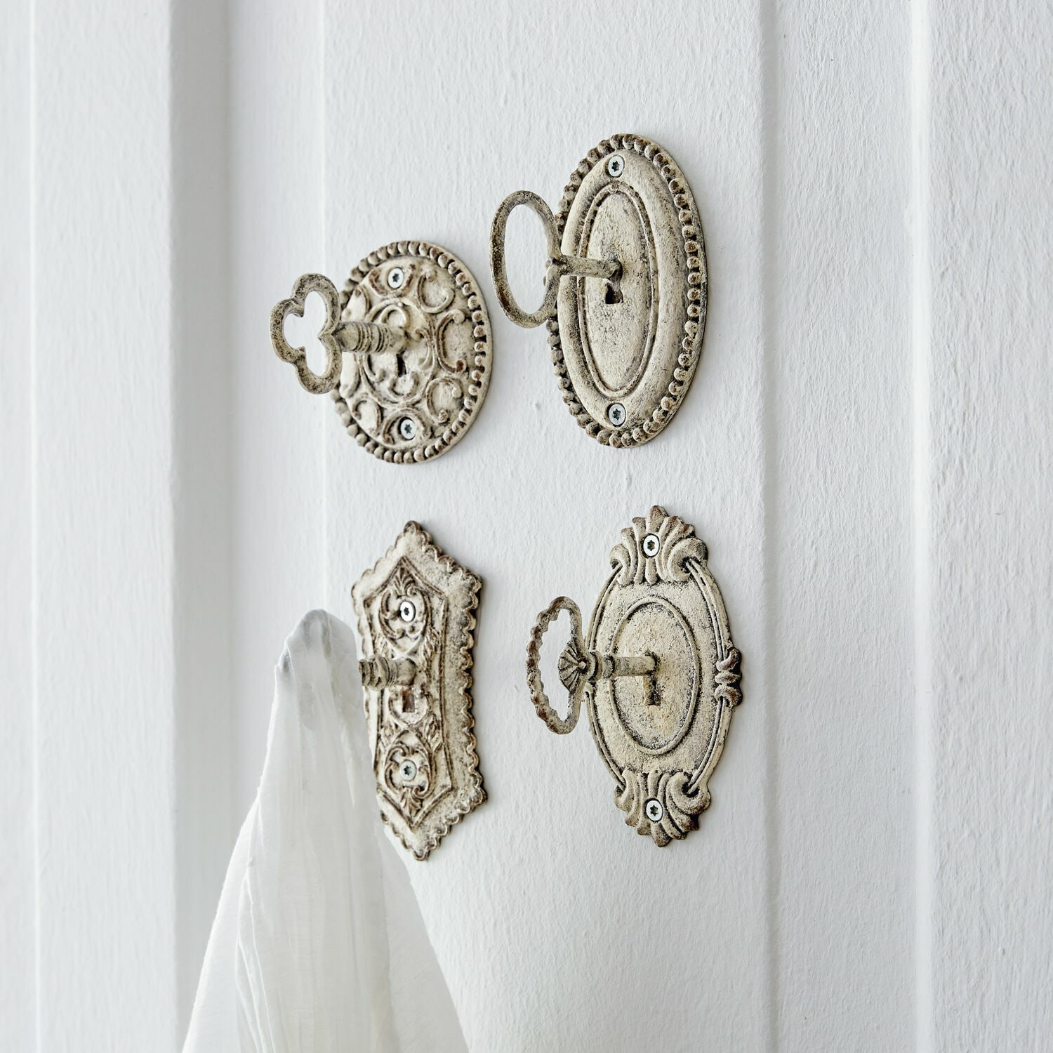 Haak set van 4 Codrington Set van vier metalen haken in verweerd wit voor het ophangen van handdoeken en decoraties