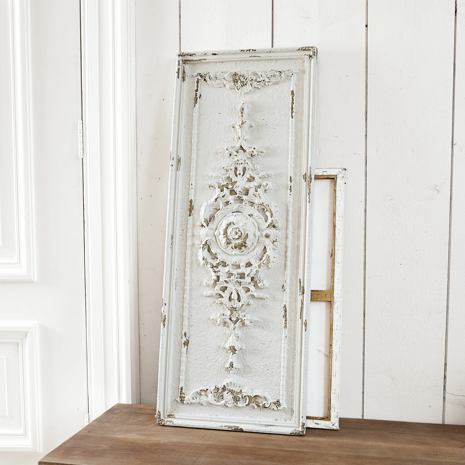 Wit decoratief houten wandpaneel met versiering, vintage stijl, interieurdecoratie