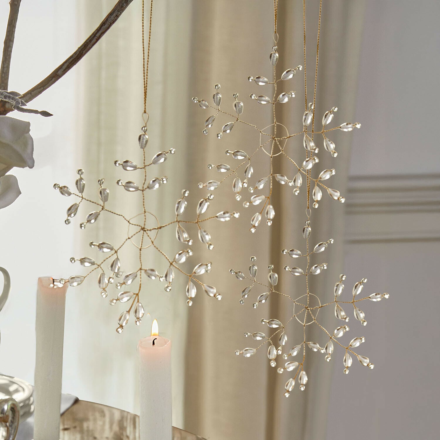 Hanger set van 3 Nimweth Decoratieve sneeuwvlokhangers van transparante kralen aan gouden draad voor kerstdecoratie
