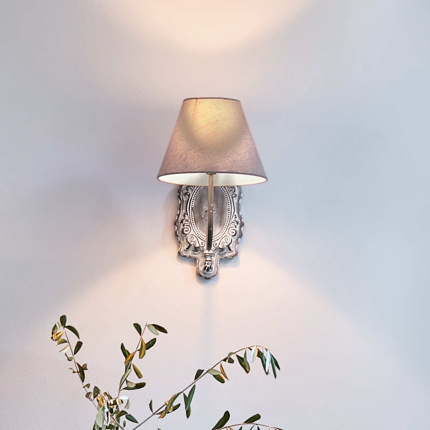 Wandlamp Abondant Wandlamp met decoratieve metalen basis en beige lampenkap voor woonkamer of slaapkamer