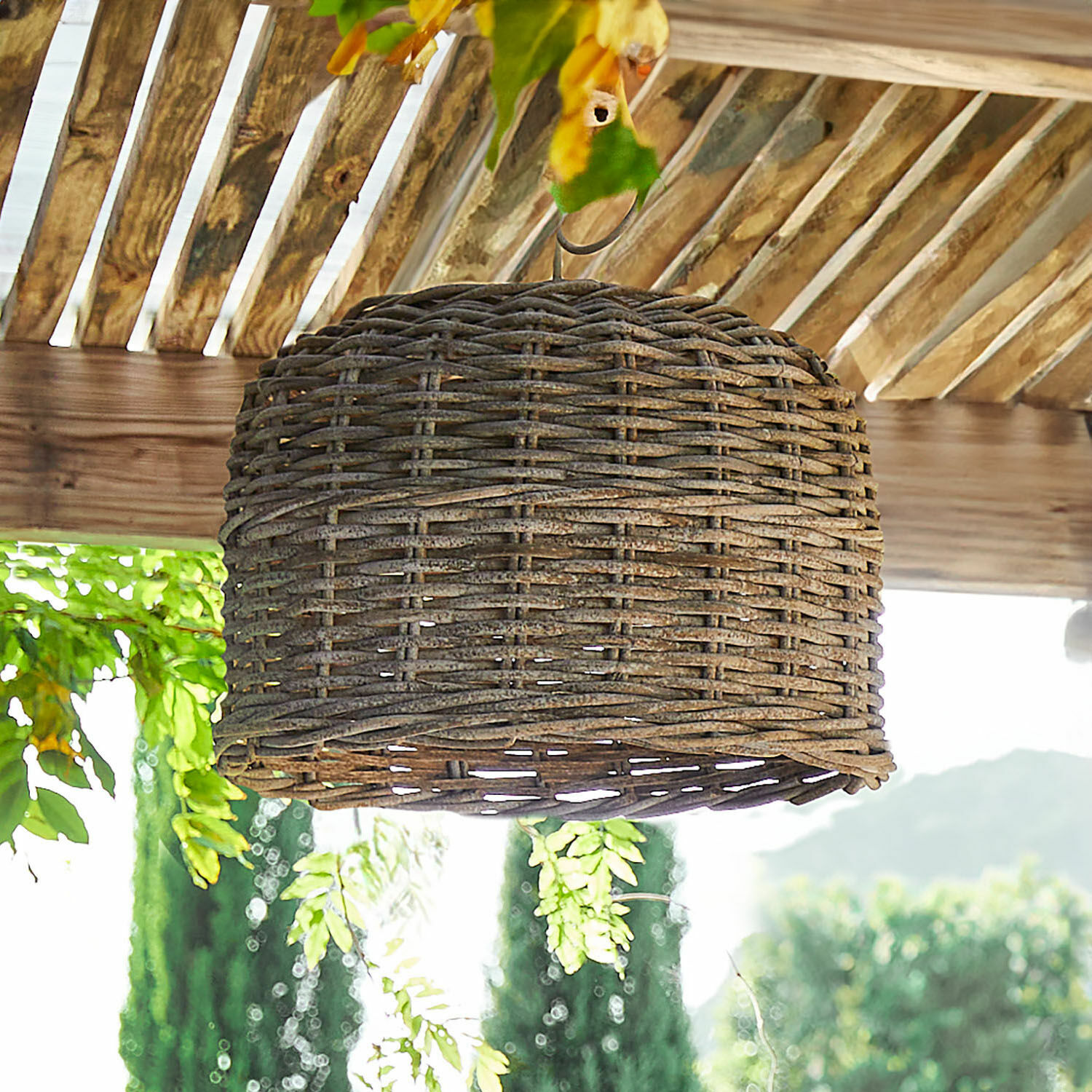Lampenkap Gilex Hanglamp van natuurlijke bruine wilgentenen onder houten dak, tuinverlichting