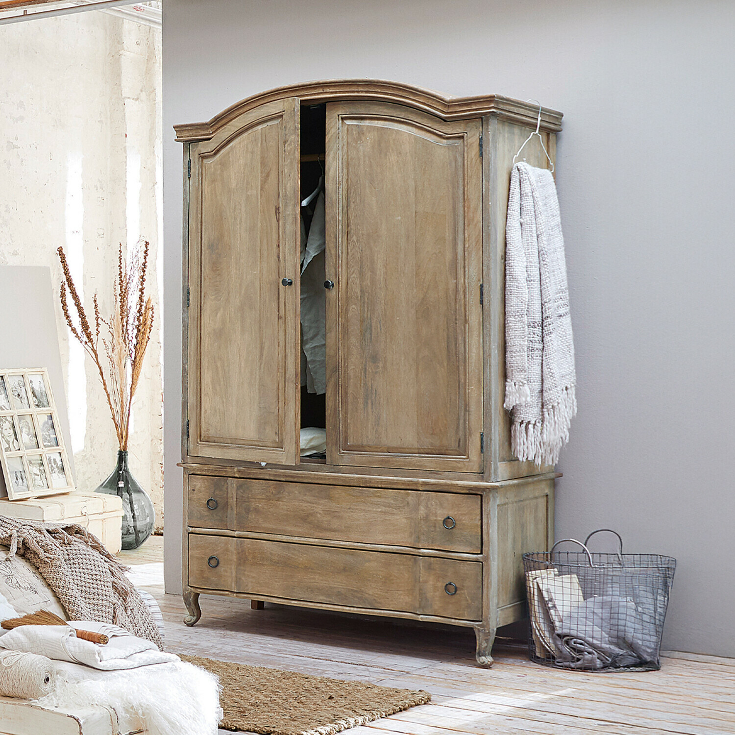 Kast Richert Houten kast met twee deuren en lades in natuurlijke kleur voor slaapkamer
