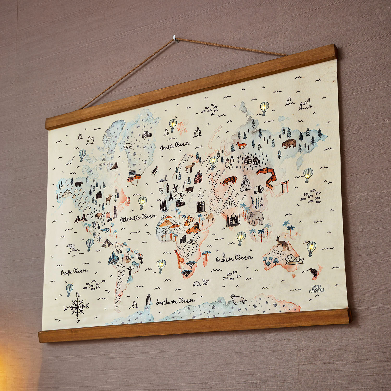 Wereldkaart met ledverlichting Chaumont Wereldkaart op canvas met illustraties van dieren en bezienswaardigheden, houten lijst, wanddecoratie