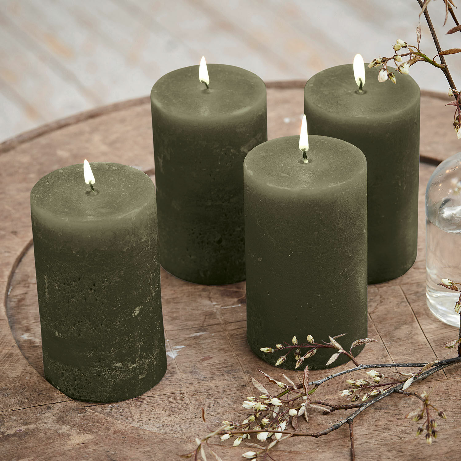 Kaars set van 4 Braga Set van vier groene waskaarsen op een houten tafel met bloemendecoratie